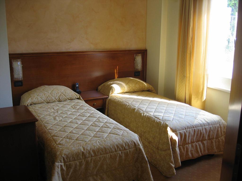 阿贝尔哥意大利酒店 利莫内-苏尔加达 客房 照片