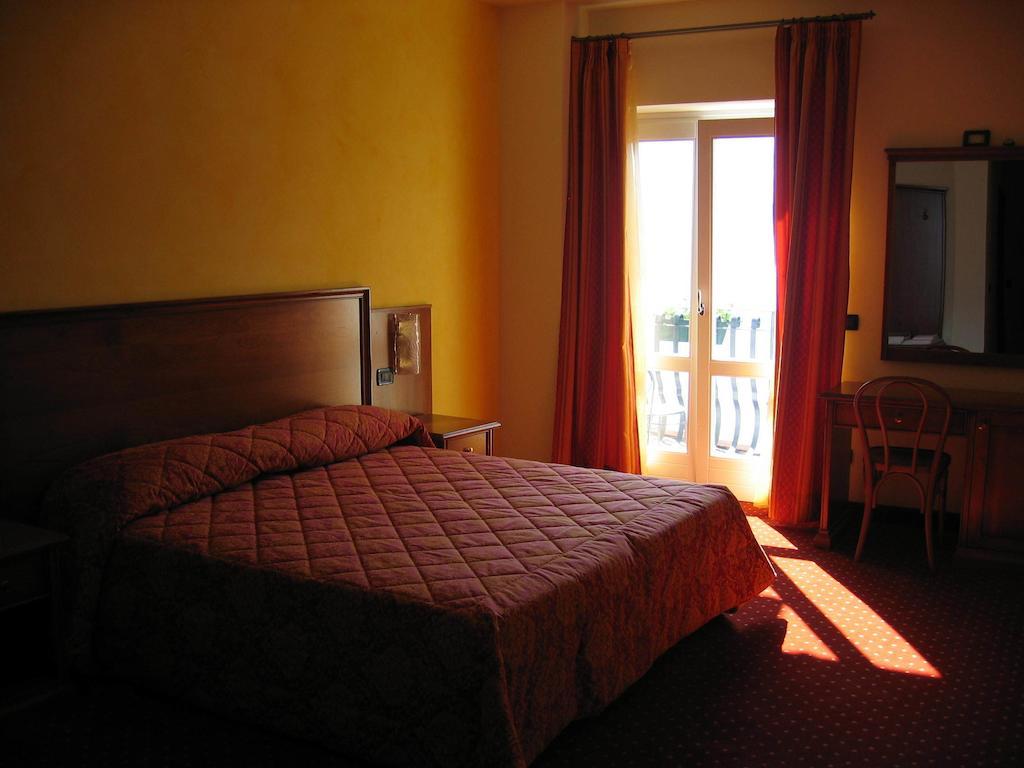 阿贝尔哥意大利酒店 利莫内-苏尔加达 客房 照片